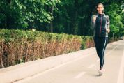 Frau beim Joggen auf der Strasse Frau beim Joggen auf der Strasse